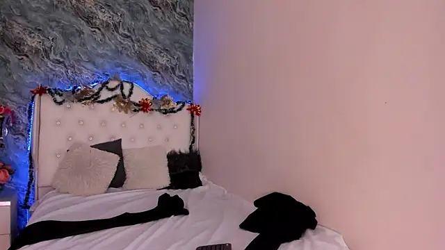 Snapshot of CAMILLEN_PETTID chatting on 12/15/24, 07:31 CAMILLEN PETTID online show from 12/15/24, 07:31