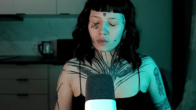 Snapshot of tradishka chatting on 01/31/25, 01:11 tradishka online show from 01/31/25, 01:11