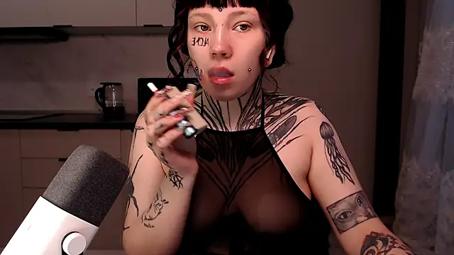 Snapshot of tradishka chatting on 02/13/25, 05:37 tradishka online show from 02/13/25, 05:37