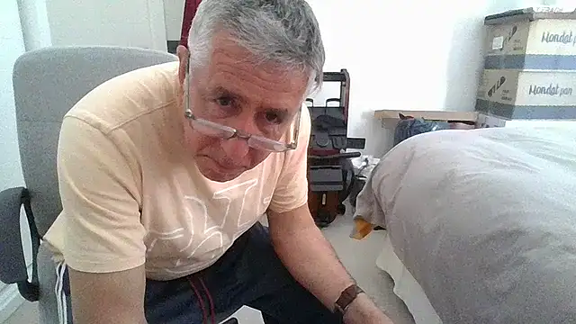 Snapshot of parejamlga58 chatting on 04/14/26, 02:01 parejamlga58 online show from 04/14/26, 02:01