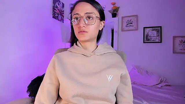 Snapshot of _Caroliinee_ chatting on 02/19/25, 08:20 Caroliinee online show from 02/19/25, 08:20