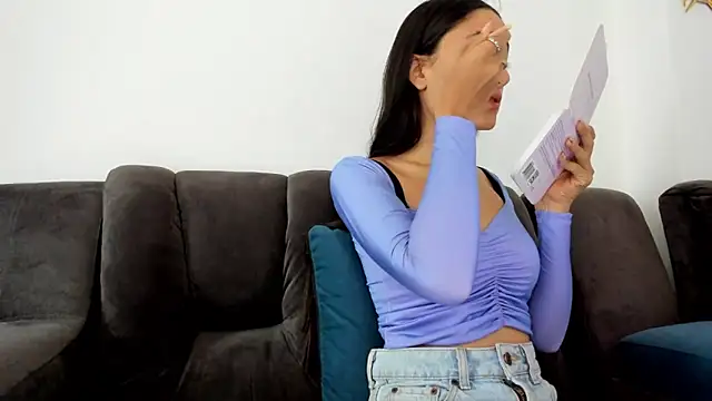 Snapshot of _Caroliinee_ chatting on 03/06/25, 04:28 Caroliinee online show from 03/06/25, 04:28