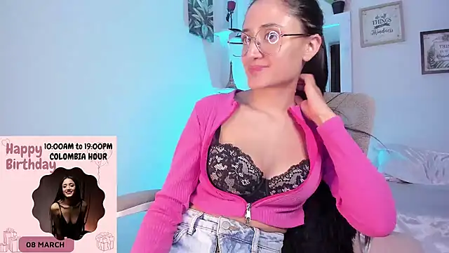 Snapshot of _Caroliinee_ chatting on 03/07/25, 10:21 Caroliinee online show from 03/07/25, 10:21