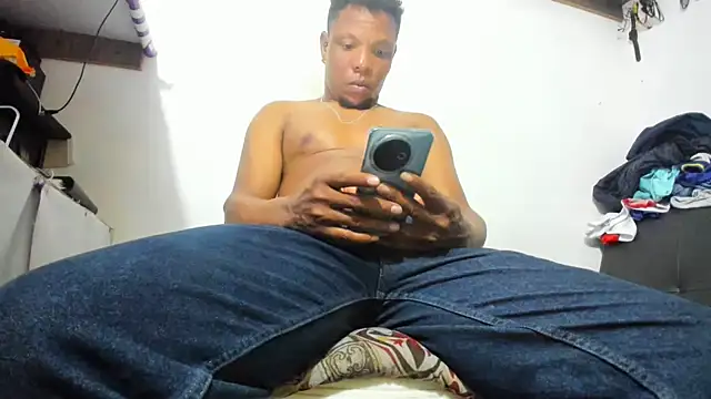 Snapshot of hugo3918_ chatting on 11/24/25, 02:39 hugo3918 online show from 11/24/25, 02:39