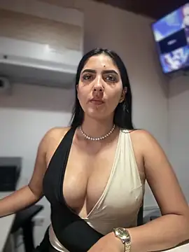 MarianaBenz online show from 11/03/25, 12:24