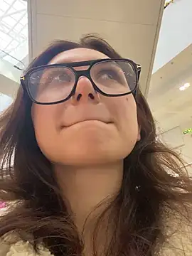 QuitieLia online show from 12/08/24, 08:20