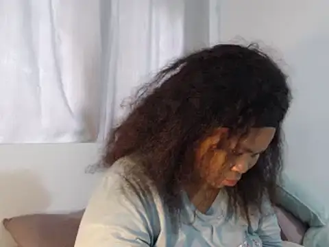 Snapshot of Real1SweetQueen chatting on 10/18/25, 05:32 Real1SweetQueen online show from 10/18/25, 05:32