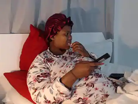 Snapshot of Real1SweetQueen chatting on 10/20/25, 05:24 Real1SweetQueen online show from 10/20/25, 05:24