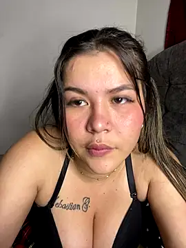 zoe adhara online show from 10/31/25, 10:16