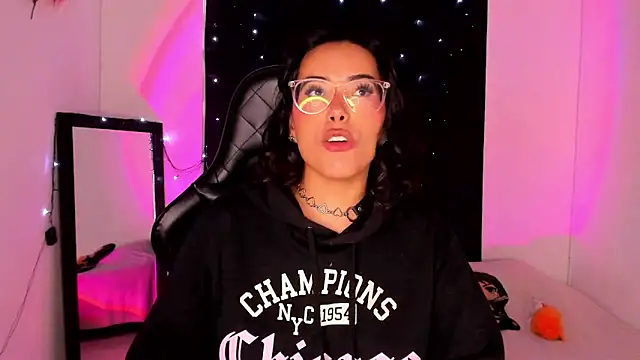 Snapshot of willow_poisson chatting on 01/08/25, 08:07 willow poisson online show from 01/08/25, 08:07