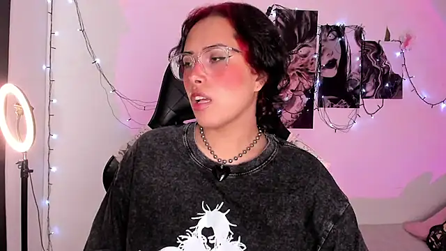 Snapshot of willow_poisson chatting on 09/09/25, 03:22 willow poisson online show from 09/09/25, 03:22