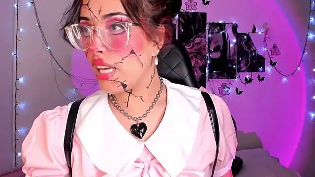 Snapshot of willow_poisson chatting on 10/29/25, 05:36 willow poisson online show from 10/29/25, 05:36