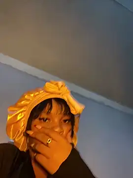 Snapshot of YellowHoneyDip chatting on 02/28/25, 02:42 YellowHoneyDip online show from 02/28/25, 02:42