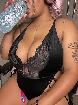 Snapshot of YellowHoneyDip chatting on 11/25/25, 06:30 YellowHoneyDip online show from 11/25/25, 06:30