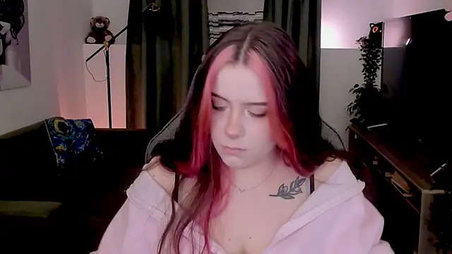 Snapshot of CoralineKeyns chatting on 04/25/26, 03:20 CoralineKeyns online show from 04/25/26, 03:20
