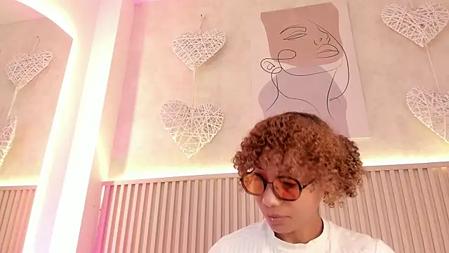 Snapshot of daiana_curly chatting on 06/24/26, 07:13 daiana curly online show from 06/24/26, 07:13