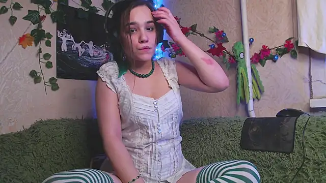 Snapshot of Tiny_Witch chatting on 10/30/25, 10:43 Tiny Witch online show from 10/30/25, 10:43