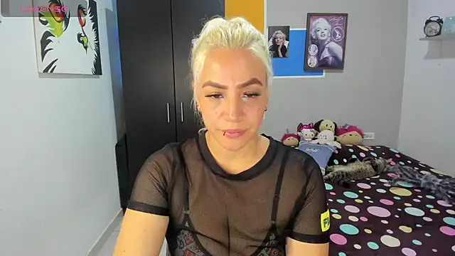 Snapshot of LuCKy_JoK chatting on 10/22/25, 01:00 LuCKy JoK online show from 10/22/25, 01:00