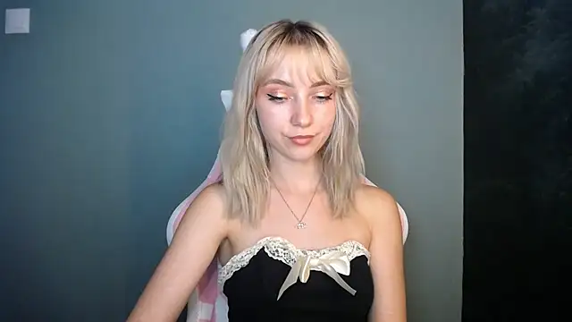 Snapshot of LuciaYoung chatting on 07/06/26, 03:03 LuciaYoung online show from 07/06/26, 03:03