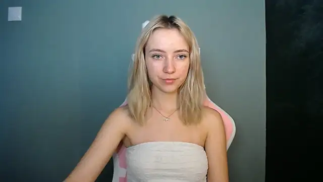 Snapshot of LuciaYoung chatting on 07/07/26, 06:38 LuciaYoung online show from 07/07/26, 06:38