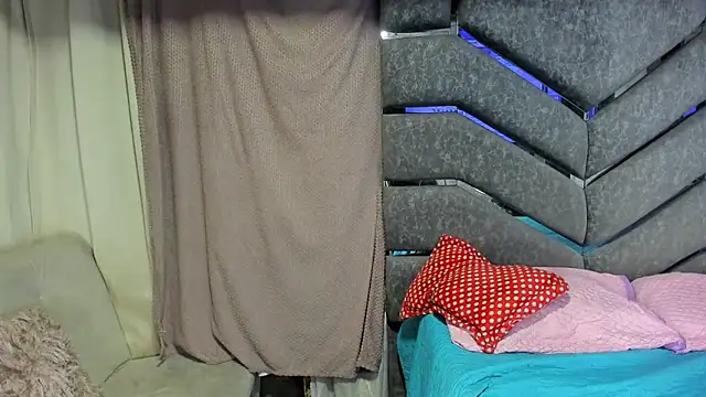 Snapshot of Latinos_couples chatting on 01/14/25, 06:45 Latinos couples online show from 01/14/25, 06:45