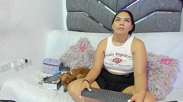 Snapshot of Latinos_couples chatting on 11/22/25, 04:11 Latinos couples online show from 11/22/25, 04:11