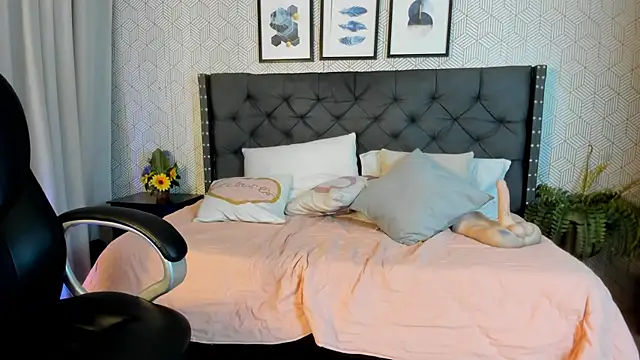 emma  smith1 online show from 02/19/25, 06:32