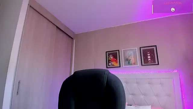 emma  smith1 online show from 02/11/26, 12:43