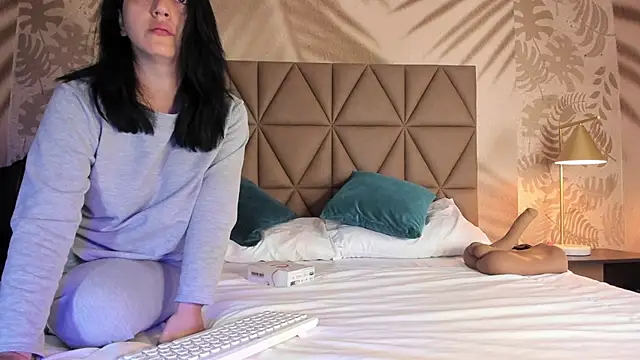 LIAH IZUMI online show from 10/03/25, 10:45