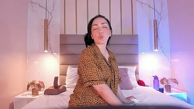 LIAH IZUMI online show from 12/01/25, 07:41