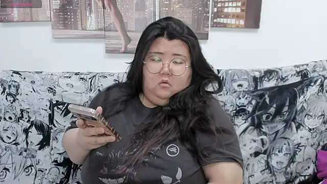 Snapshot of Nadine_asian chatting on 11/22/25, 01:37 Nadine asian online show from 11/22/25, 01:37