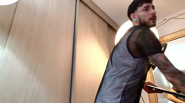 Snapshot of enzo_herrera01 chatting on 02/27/25, 05:45 enzo herrera01 online show from 02/27/25, 05:45