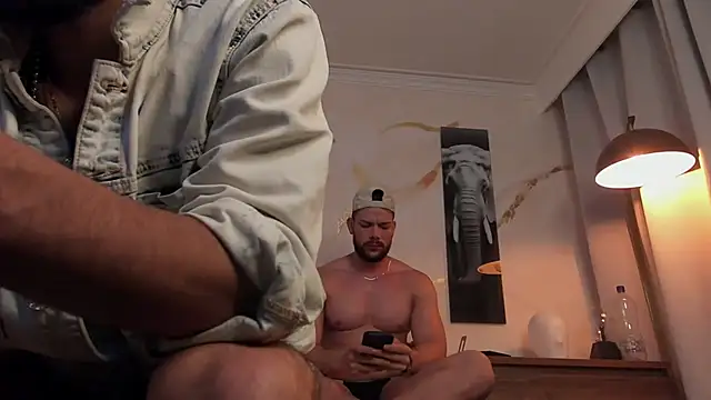 Snapshot of enzo_herrera01 chatting on 12/16/25, 01:43 enzo herrera01 online show from 12/16/25, 01:43