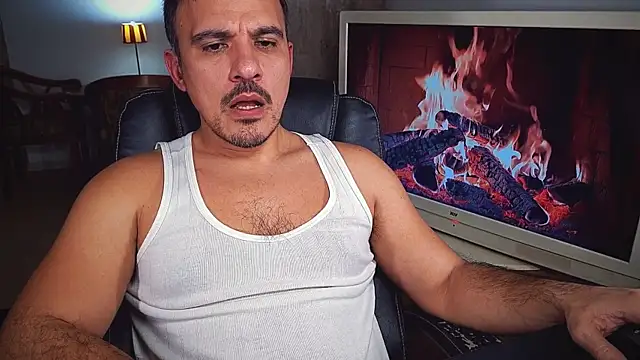 Snapshot of officeman7 chatting on 12/29/24, 05:44 officeman7 online show from 12/29/24, 05:44