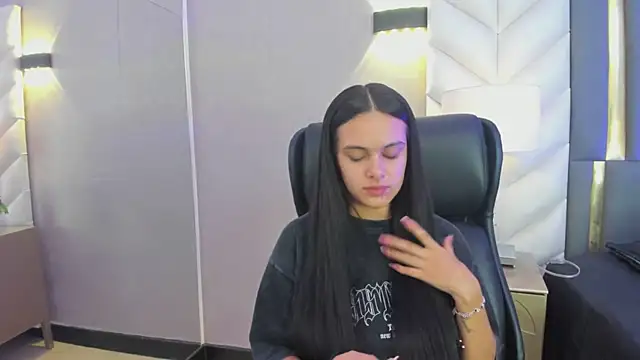 ChloeHarper  online show from 04/12/26, 12:21