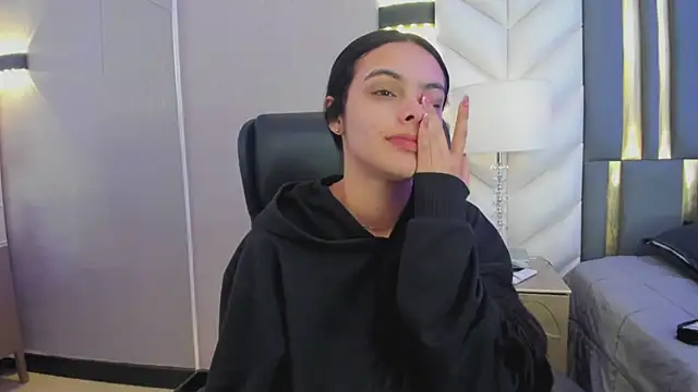 ChloeHarper  online show from 04/15/26, 12:01