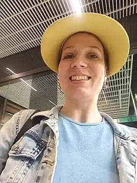 Exhibitionsplit online show from 02/17/25, 01:10