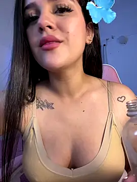 Snapshot of violet-333 chatting on 11/17/25, 06:19 violet-333 online show from 11/17/25, 06:19