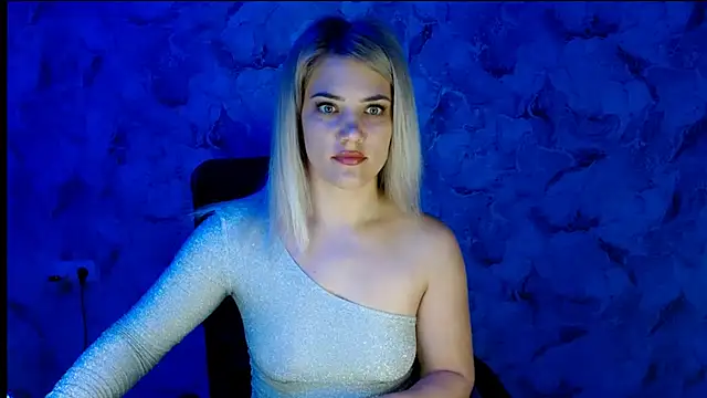 Snapshot of nika_gold1 chatting on 10/15/25, 01:00 nika gold1 online show from 10/15/25, 01:00