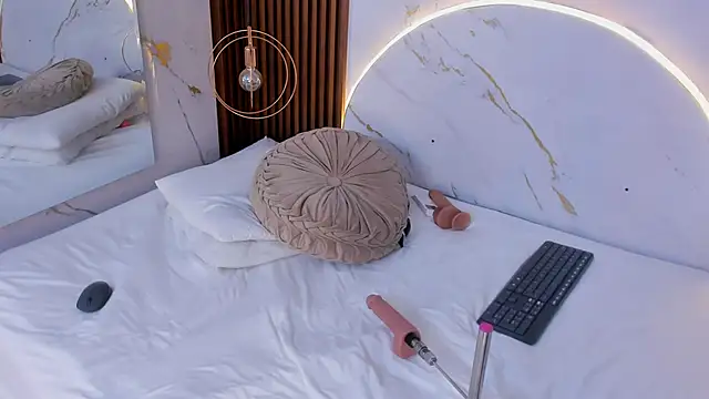 danisaenz  online show from 12/26/24, 11:13