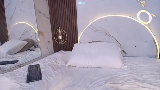 danisaenz  online show from 02/20/25, 08:58