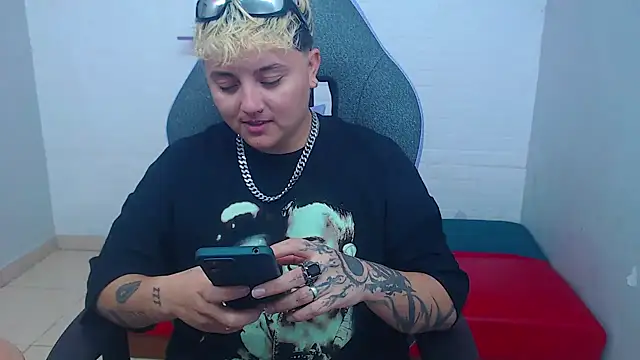 isabeautyx19 online show from 02/09/25, 03:43