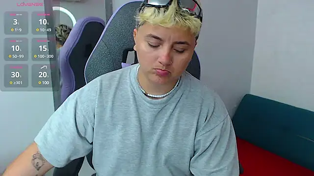 isabeautyx19 online show from 02/25/25, 02:03