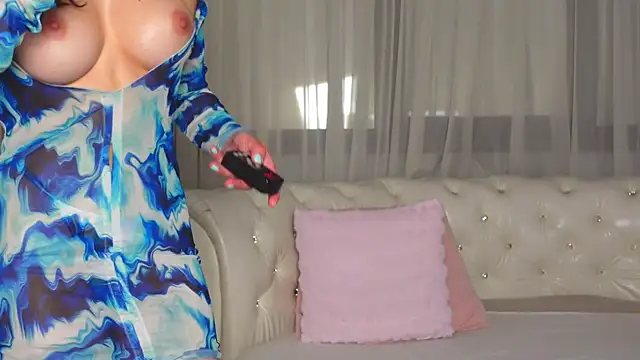 Snapshot of NinaCrystal1 chatting on 12/10/24, 01:44 NinaCrystal1 online show from 12/10/24, 01:44