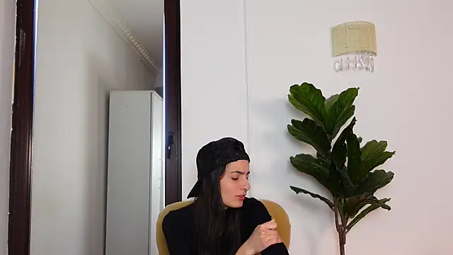 Snapshot of NinaCrystal1 chatting on 12/15/25, 08:18 NinaCrystal1 online show from 12/15/25, 08:18