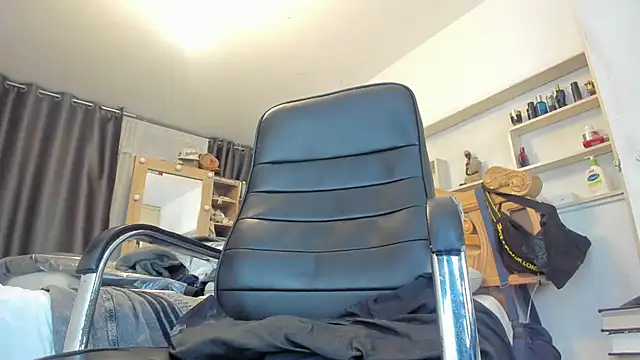 Snapshot of pollet_brown chatting on 06/19/26, 01:10 pollet brown online show from 06/19/26, 01:10