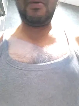 Snapshot of johny_69d@xh chatting on 12/14/25, 05:57 johny 69dxh online show from 12/14/25, 05:57