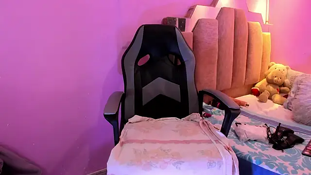 Snapshot of LoveQueen2 chatting on 01/18/26, 11:58 LoveQueen2 online show from 01/18/26, 11:58