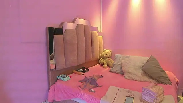 Snapshot of LoveQueen2 chatting on 02/05/26, 12:10 LoveQueen2 online show from 02/05/26, 12:10