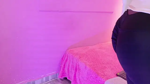 Snapshot of LoveQueen2 chatting on 03/03/26, 12:00 LoveQueen2 online show from 03/03/26, 12:00